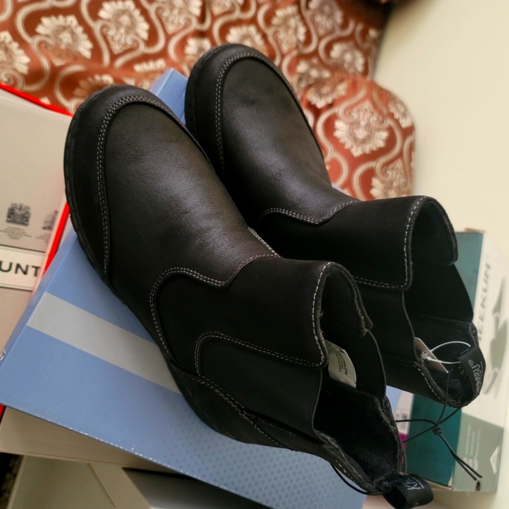 NEW Khombu Charlotte Womens Black Pull On Winter Snow Ankle Boots